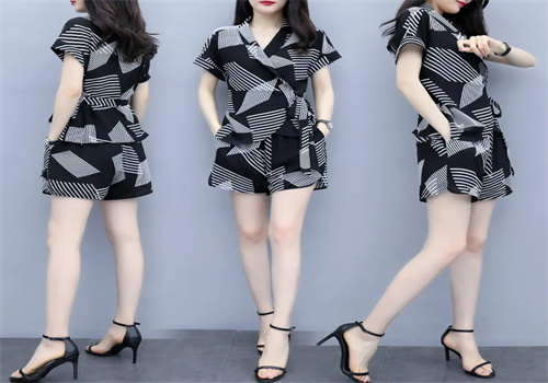 以纯服饰