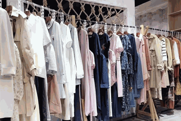 衣品格服饰加盟