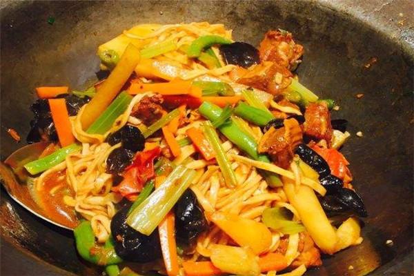 筱土豆铁锅焖面加盟