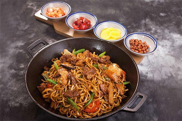 筱土豆铁锅焖面加盟
