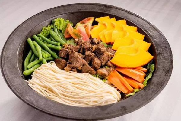 筱土豆铁锅焖面加盟