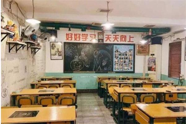 三年食班主题餐厅