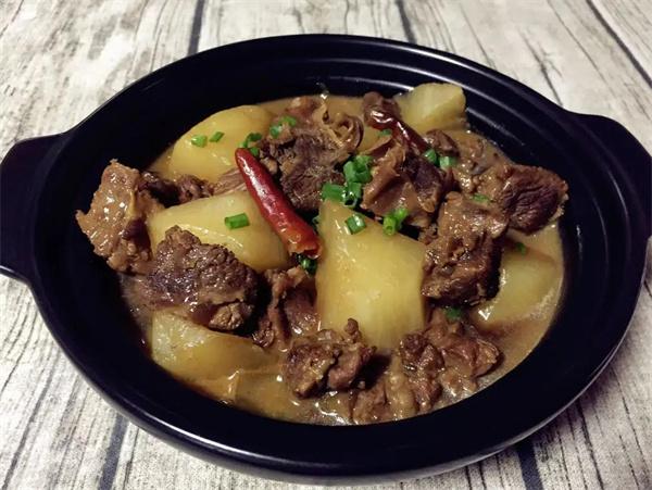 李彪霸的霸气牛腩煲费多少？材料供应总部负责吗？