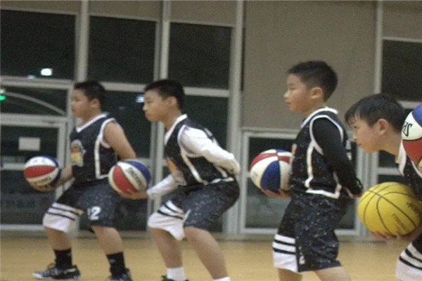 新时代青少年篮球培训