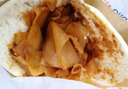 辣多疯香辣土豆片夹馍