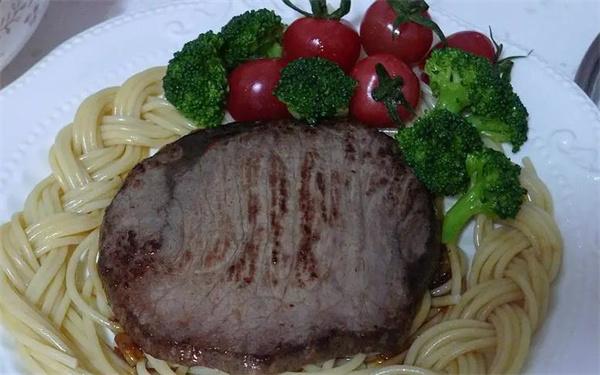 ​喵酱の牛排手作意面