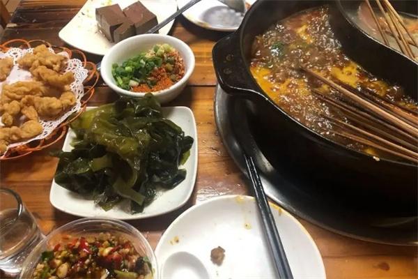灌州老板凳砂锅串串香
