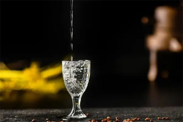 榆树溢香泉白酒