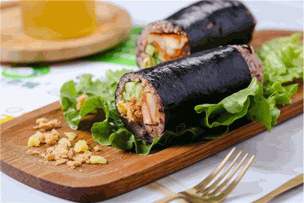 无二花食沙拉饭团
