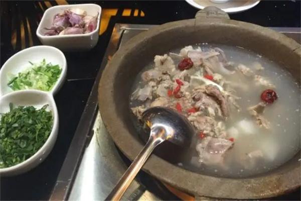 石锅炖羊肉