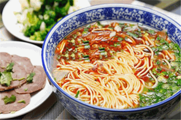 蒸巴食大骨牛肉捞面