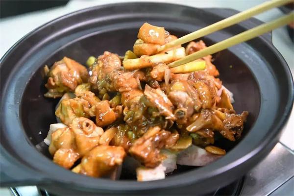 劈柴院炖鸡