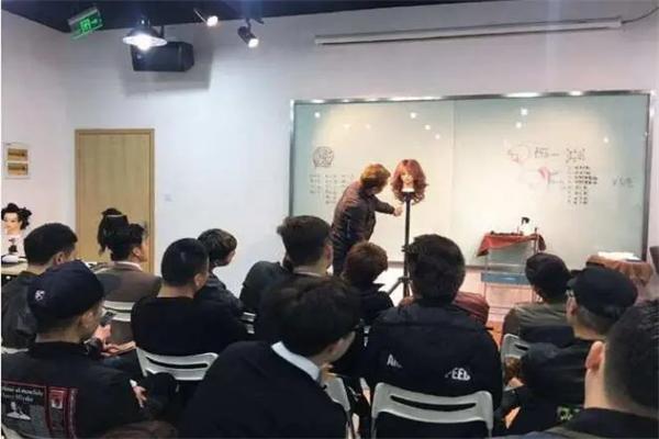 艺研倾城美发
