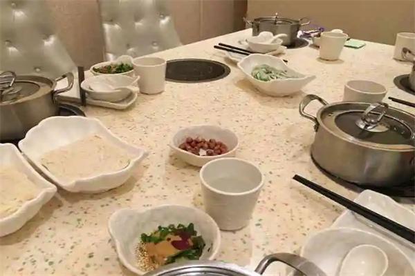 胥半荟蟹逅小火锅