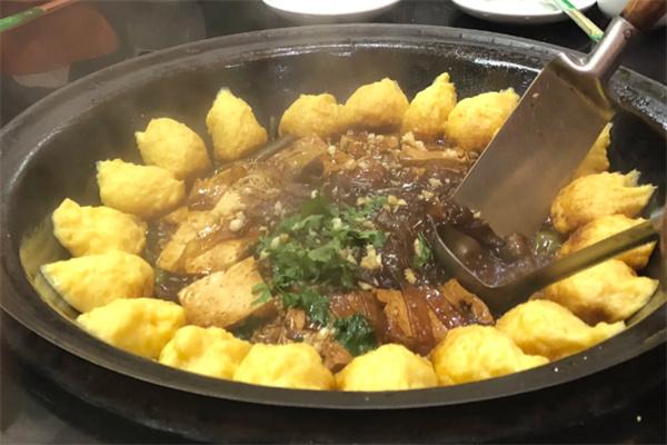 俊家铁锅炖鱼餐厅加盟