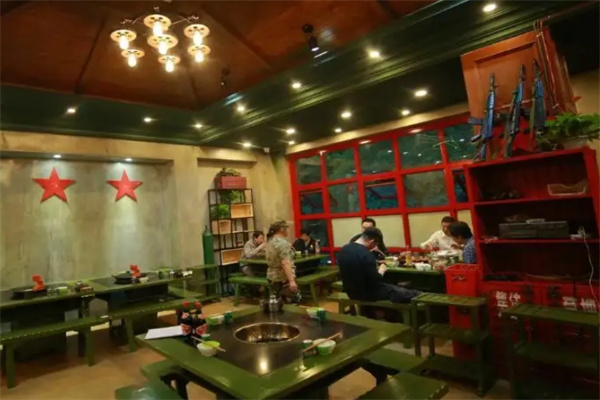 聚齐儿重庆老火锅怀旧主题餐厅