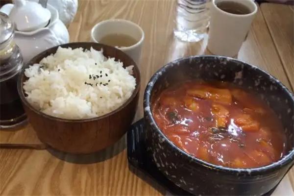 众鲜云集酸菜鱼米饭