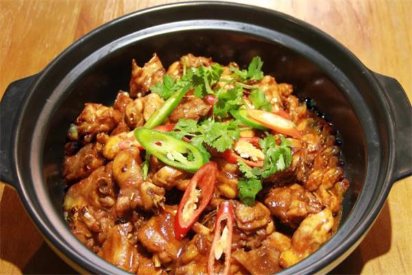 新颖百味鸡煲