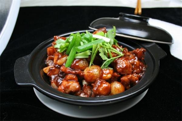 新颖百味鸡煲