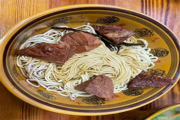 包臣香骨汤牛肉面
