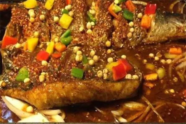 俏鱼悦烤全鱼主题火锅餐厅