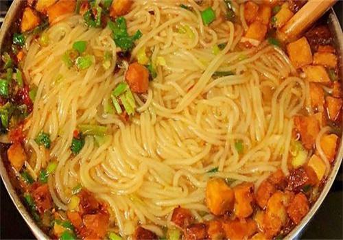 巷上葱油炒饭香辣米线