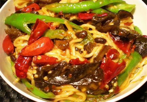 巷上葱油炒饭香辣米线
