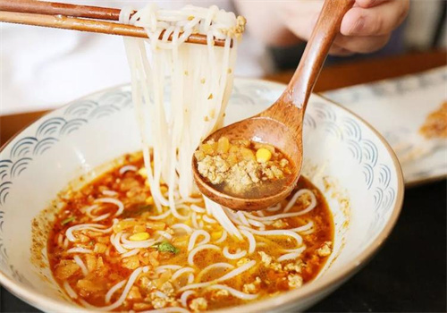 巷上葱油炒饭香辣米线