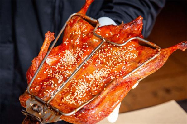 众一手撕烤鸭