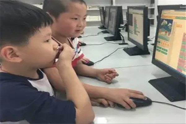 小男孩编程