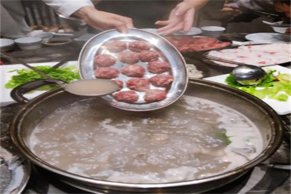 听牧牛肉火锅店