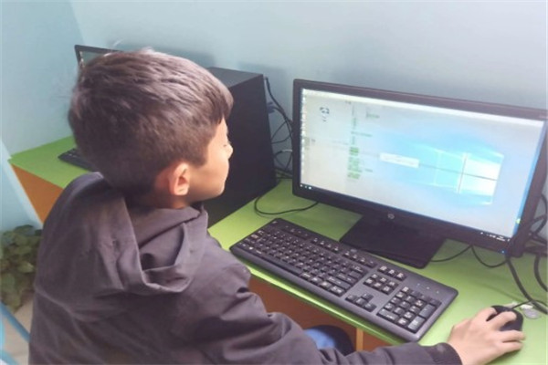 小男孩编程