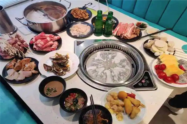 尚青荷烧烤火锅店
