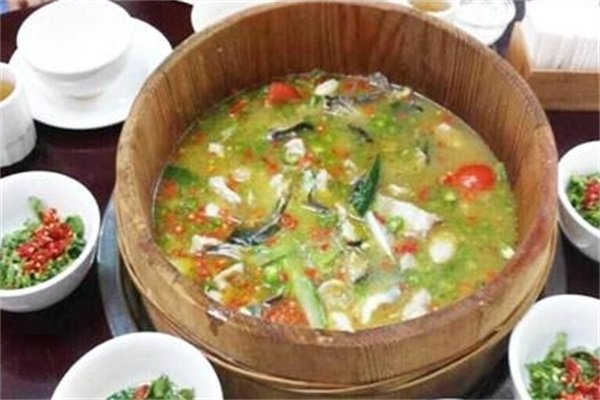九成香木桶鱼老火锅