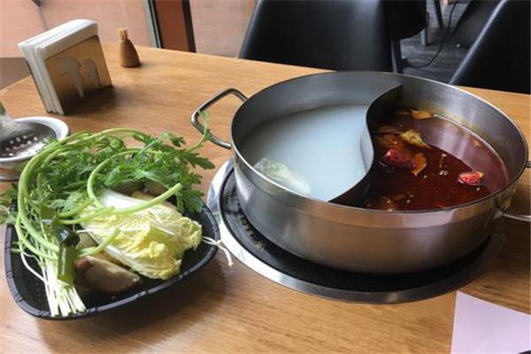猪小嫚爱野菜火锅