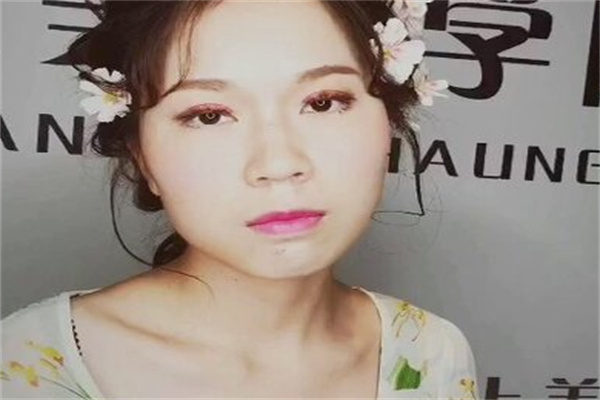 爱上美妆学校加盟