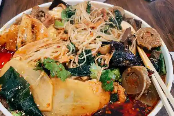 哔哔街食盘盘麻辣烫费是多少?投资市场好不好?