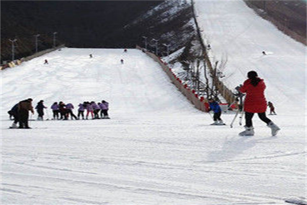莲花山滑雪场