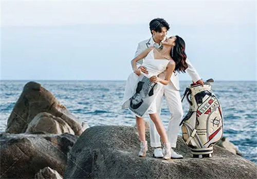 亲密爱人婚纱摄影