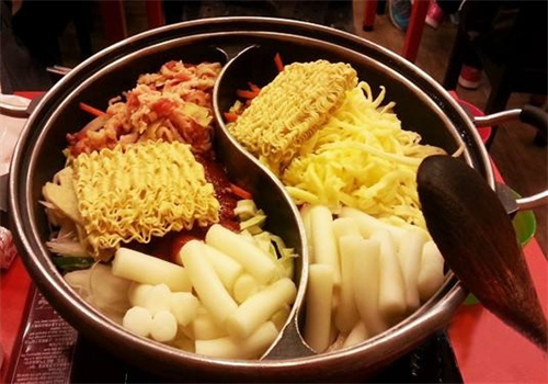 小脸通红年糕火锅