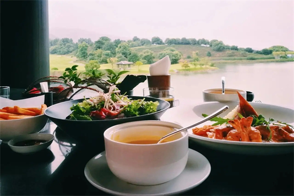 湖畔西餐厅