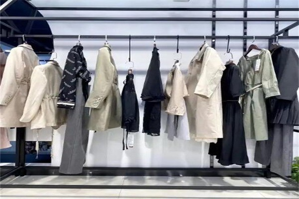 哎哟服饰女装