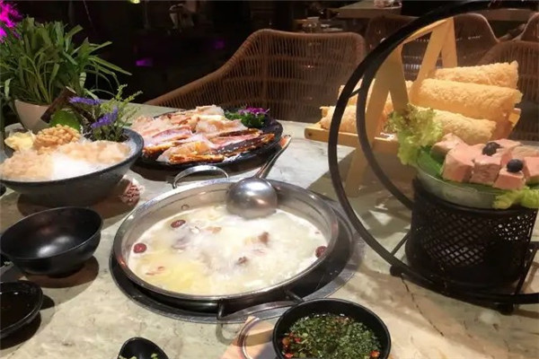 东宝海鲜火锅店