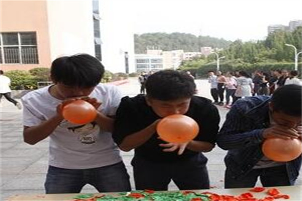 七彩拓展培训