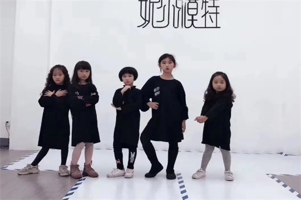 妮尔模特加盟