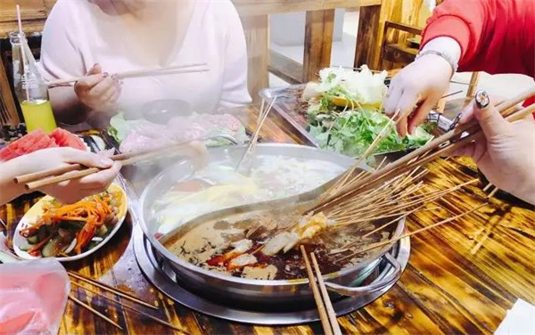 蓉于一家串串火锅