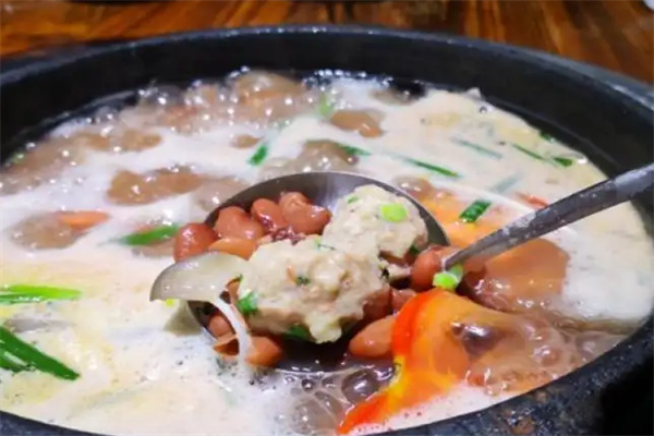 蕉三宜酸汤豆米火锅