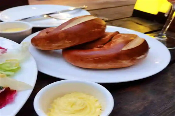 Brezn八字形餐厅
