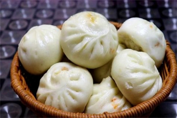 叼舌尖包子