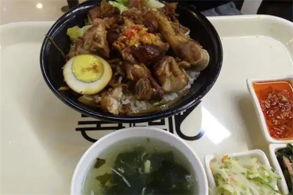 憨二哥隆江猪脚饭加盟